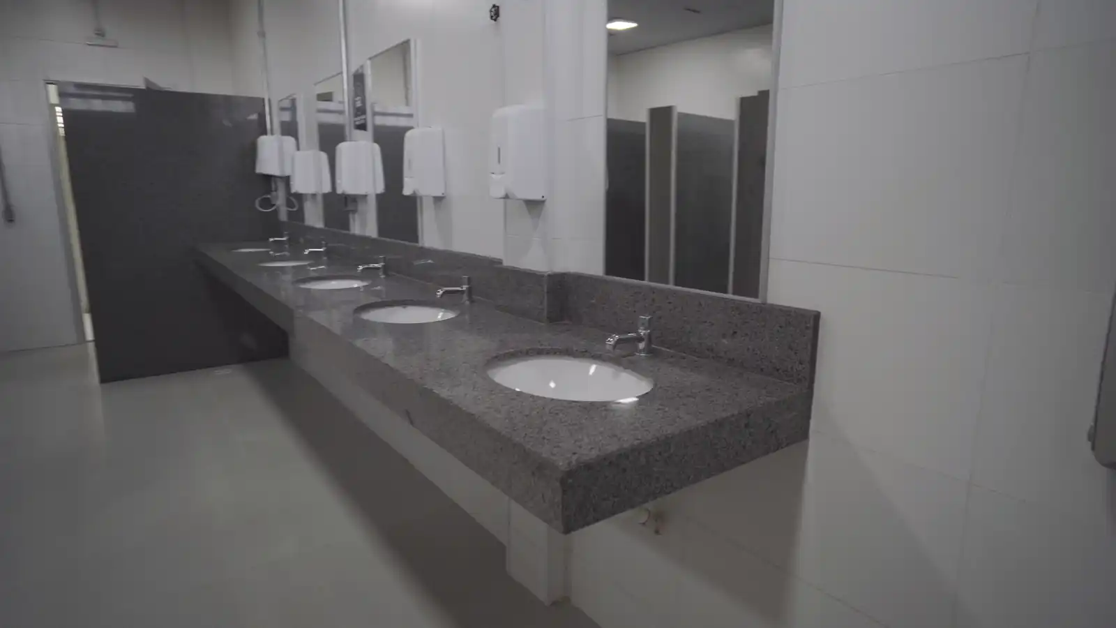 Sanitários do PPD com bancada de pias e espelhos