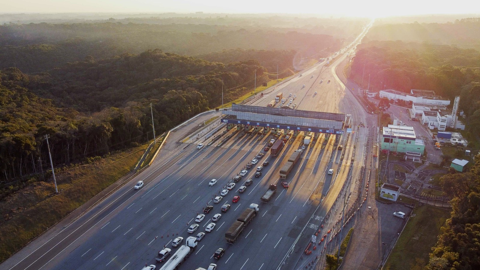 Movimento acima do normal na BR-277 neste feriado