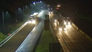 Caminhão tem problema nos freios e área de escape evita acidente na BR-277