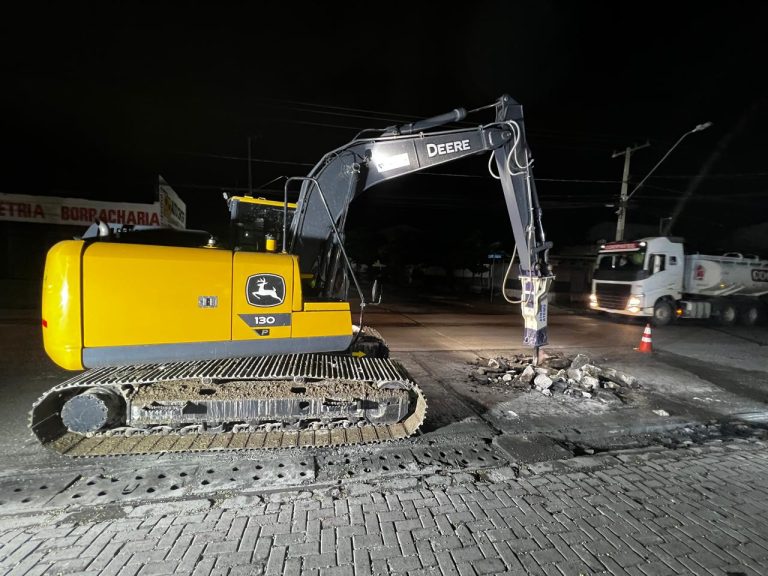 Avenida Bento Rocha, em Paranaguá, recebe obra noturna de recuperação do pavimento