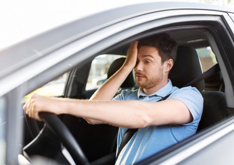 Sono ao volante está entre os fatores mais associados a acidentes graves nas rodovias brasileiras