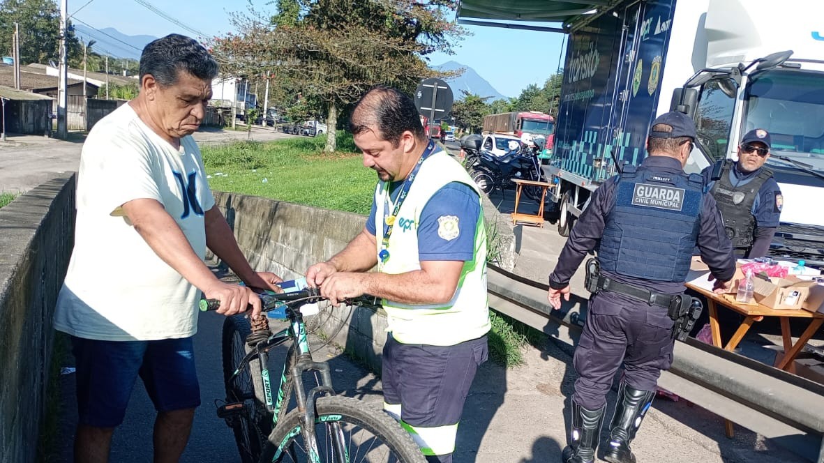 Dia do Ciclista: EPR Litoral Pioneiro orienta sobre convivência segura entre ciclistas e motoristas nas rodovias