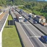 Caminhão é contido por área de escape da BR-277 na manhã deste sábado