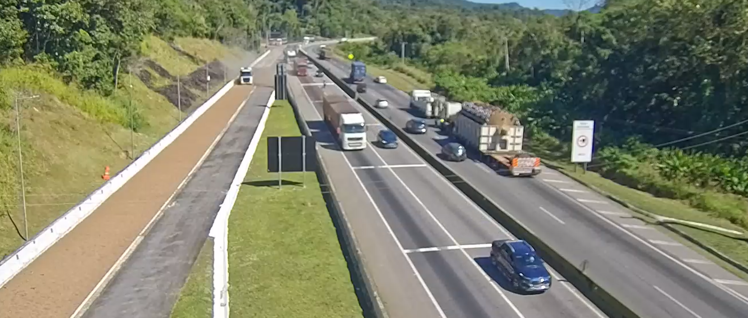 Caminhão é contido por área de escape da BR-277 na manhã deste sábado