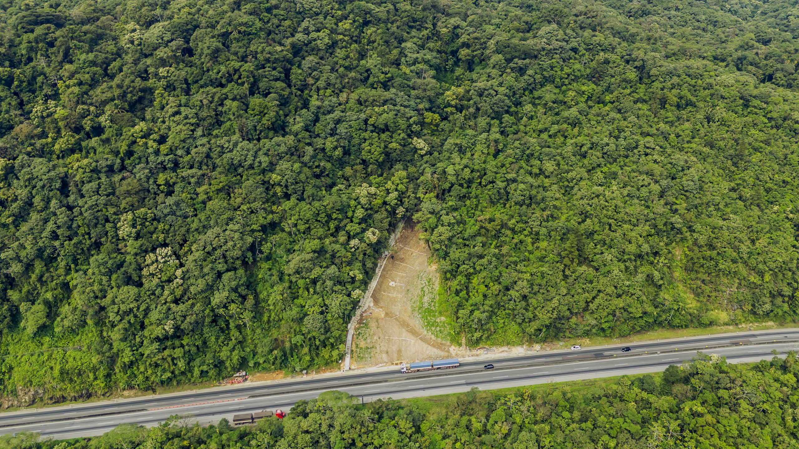 EPR Litoral Pioneiro finaliza obra de contenção de encosta em três pontos da BR-277
