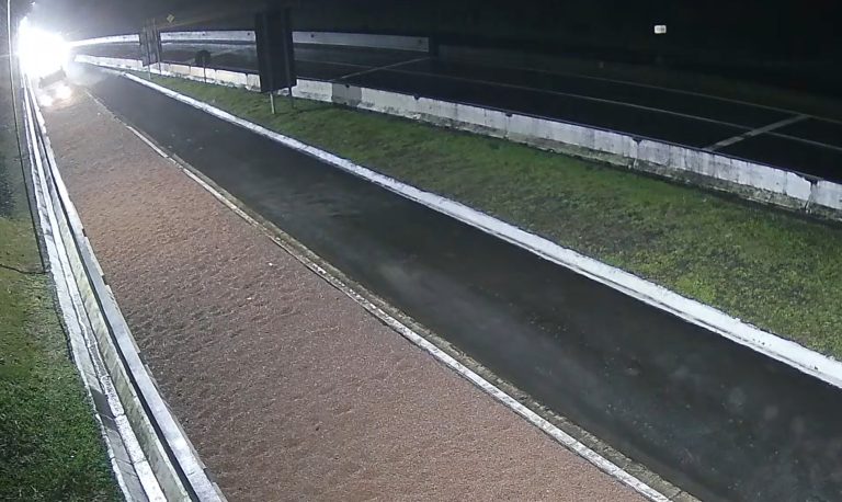 Caminhão acessa área de escape da BR-277 após motorista identificar pane no sistema de freios